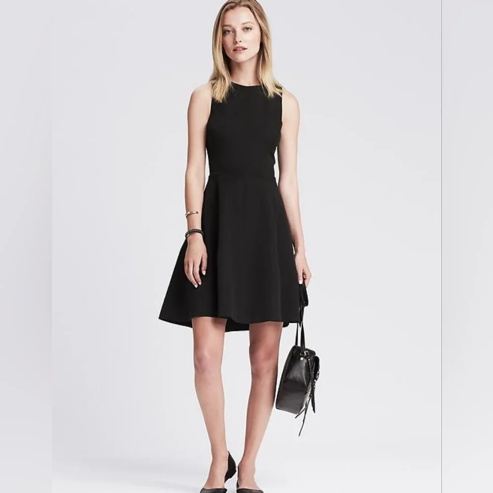 Stretch Raceback Fit and flare banana republic NWT Size 4 black - Picture 1 of 6
